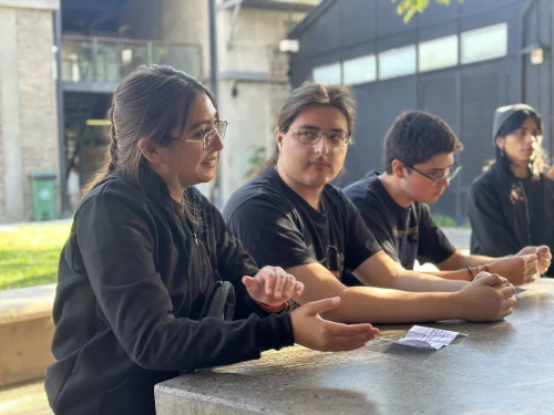 Estudiantes reflexionando sobre la vida universitaria. Bienvenida Psicología UAH 2026.
