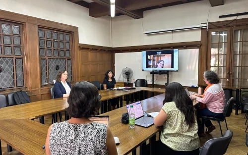 Valeria Maturana exponiendo su proyecto de tesis frente a la comisión evaluativa. Facultad de Psicología UAH.