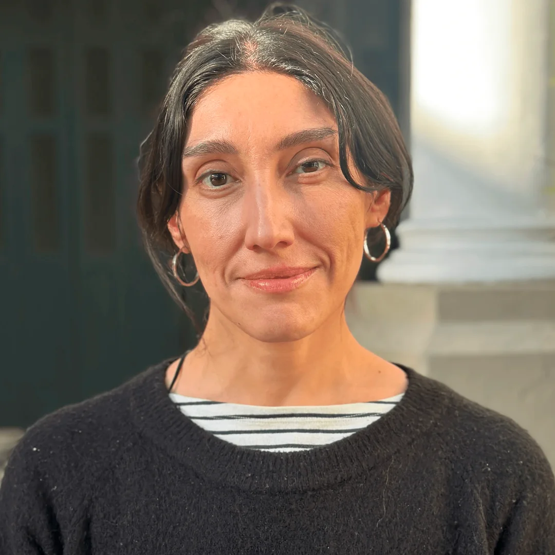 Retrato de Daniela Fernández sonriendo levemente a la cámara.