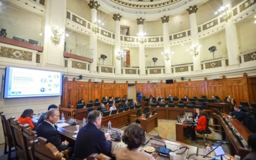 Javiera Navarro en ex Congreso Nacional participando con conversatorio sobre gestación subrogada.