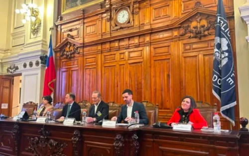 Javiera Navarro participa en debate sobre gestación subrogada en ex Congreso Nacional.