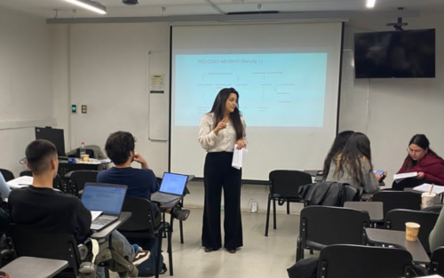 María Soledad Álvarez, codirectora del Postítulo en Psicoterapia Sistémica Relacional UAH, dirigiendo el seminario «Abordaje de la victimización sexual infantojuvenil: del daño al cuidado relacional».
